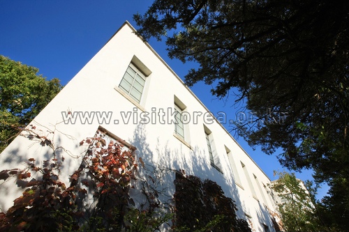 Gansong Art Museum (간송미술관)