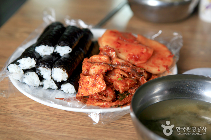 김밥집마다 양념 비법이 달라 골라 먹는 재미가 있다.