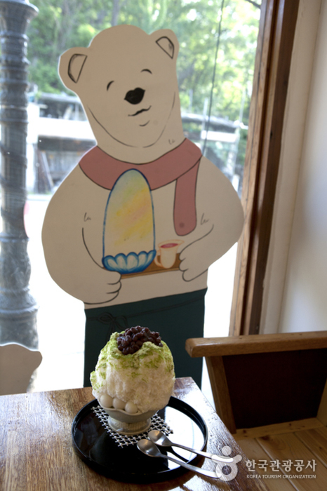 '부암동 빙수집'의 대표 메뉴인 팥빙수에 단팥이 그득하다.