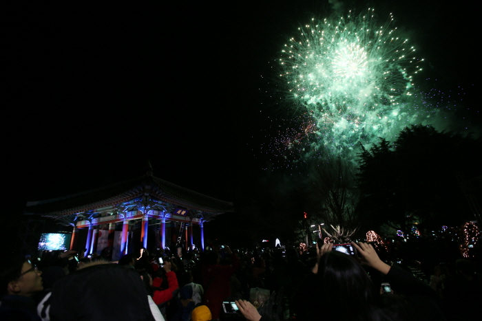 Церемония удара в колокол в честь наступления нового года (새해맞이 시민의 종 타종행사)