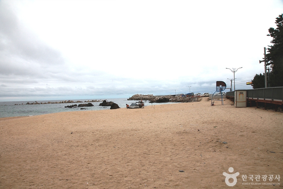 Jageunhujinhaebyeon Beach (작은후진해수욕장)