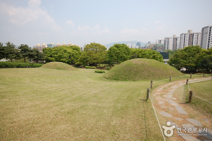 thumbnail-Seoul Bangidong Ancient Tombs (서울 방이동 고분군)-4