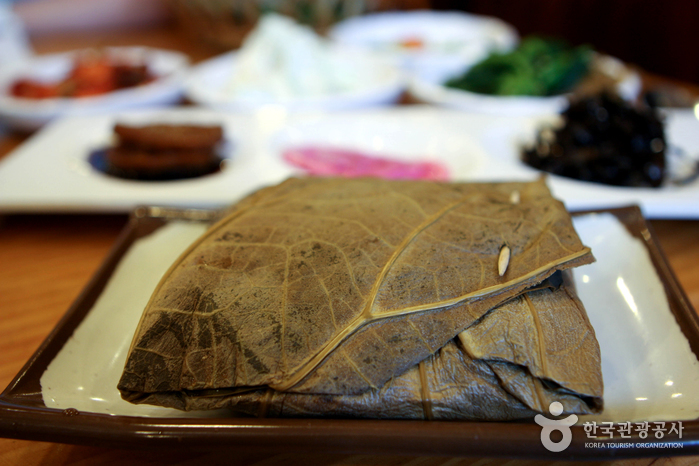 옷을 여민 듯 겹겹이 연잎으로 싸여진 연잎밥. 늙은 잎으로 해야 맛이 좋다