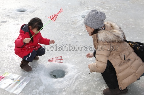 “아빠, 산천어 잡으러 가요!”