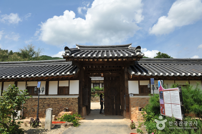 Gurye Unjoru Historic House (구례 운조루 고택)