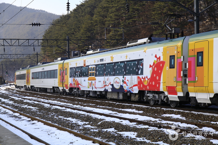 경북_봉화_산타마을로 단장한 분천역 겨울놀이01