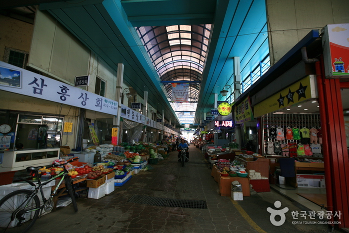 Gongju Sanseong Market (공주산성시장)