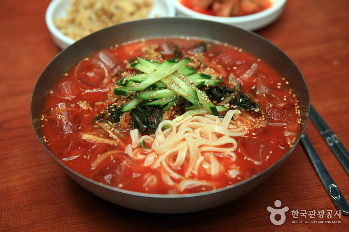 김치 국물이 알싸하고 시원한 '리북손만두'의 김치말이국수