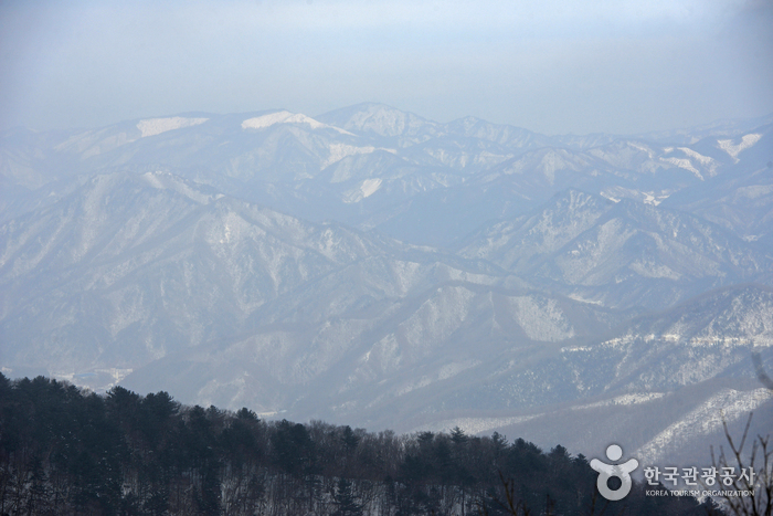 등산 중에 바라본 눈 쌓인 함백산의 모습