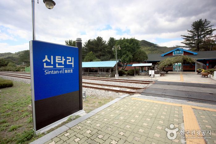 thumbnail-Sintan-ri Station (신탄리역)-2