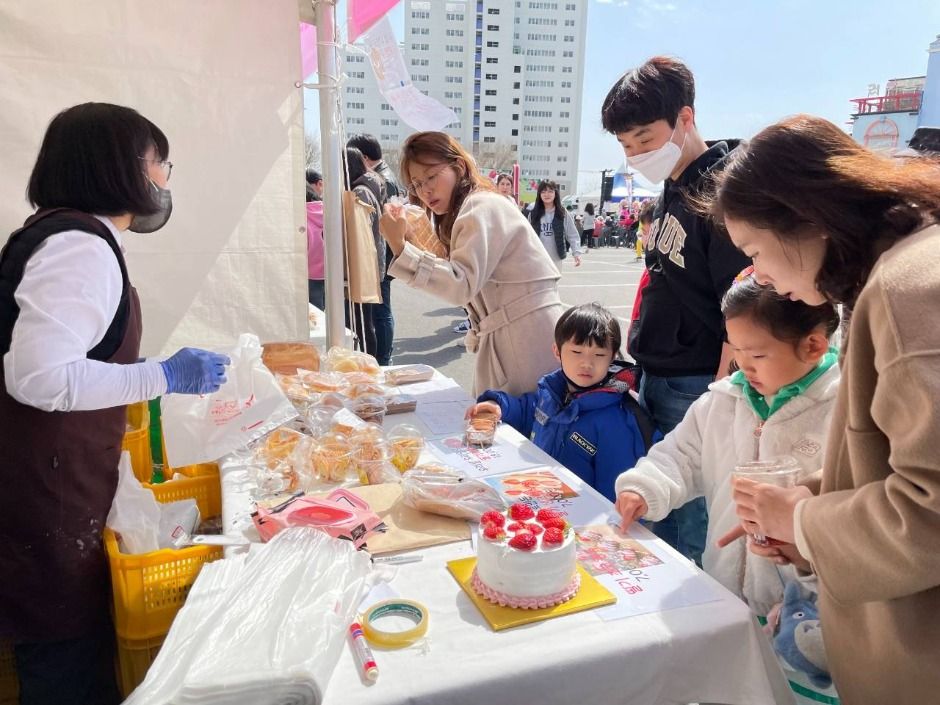 Wanju Samrye Strawberry Festival (완주삼례딸기대축제)