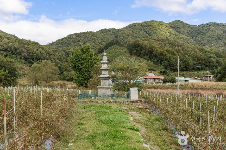 thumbnail-괴산 삼방리 삼층석탑-2