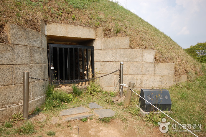 thumbnail-Seoul Bangidong Ancient Tombs (서울 방이동 고분군)-5