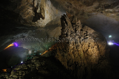 Пещера Хвансонгуль (환선굴)
