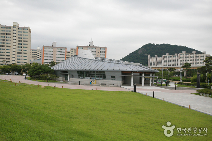 Museum of the ancient tombs in Daseong-dong (대성동고분박물관)