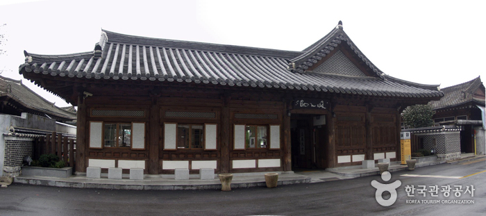 Jeonju Korean Traditional Wine Museum (전주 전통술박물관)