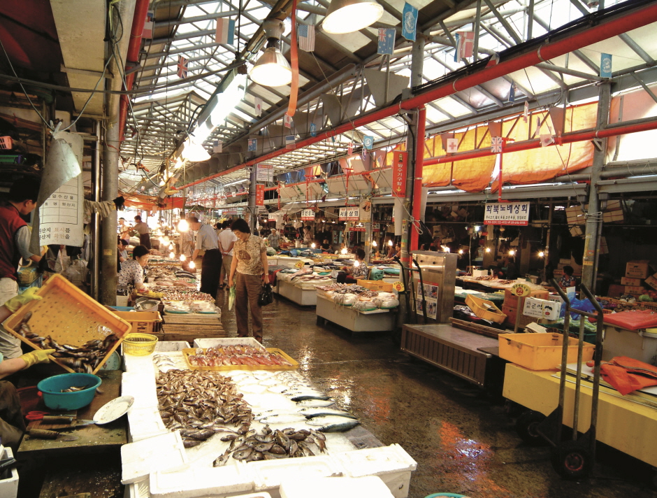 Jeju Dongmun Traditional Market, where you can find all kinds of Jeju specialties1