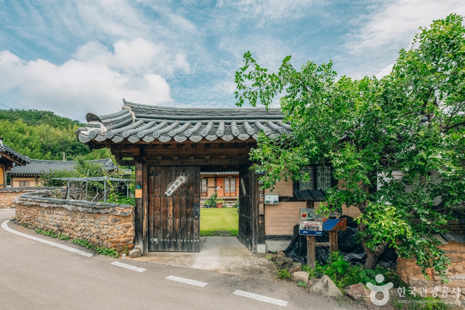 Deokdongdaek House [Korea Quality] / 덕동댁 [한국관광 품질인증]