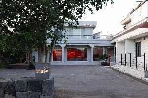 Jeju Dongbaek Village (제주 동백마을)