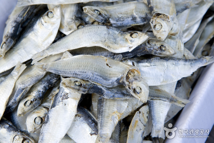 Nampo-dong Dried Seafood Market (남포동 건어물시장)