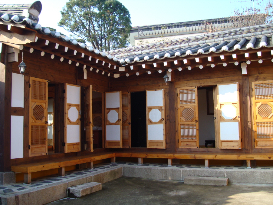 Gahoe Hanok Guest House (가회한옥체험관)