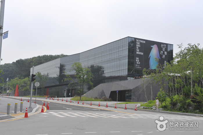 Le Centre artistique Paik Nam June (백남준아트센터)