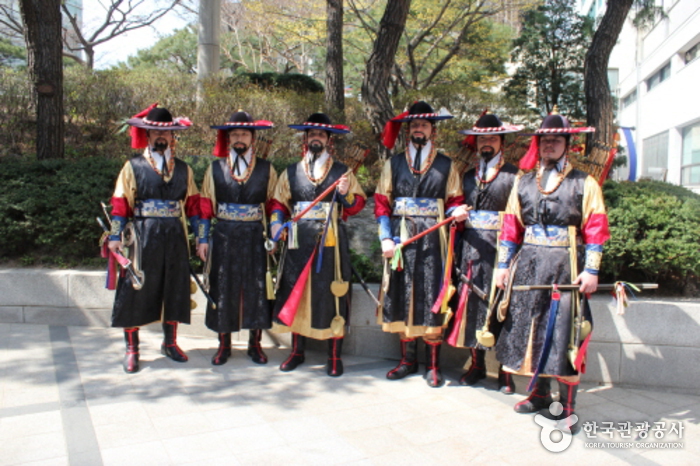 Церемония смены караула в королевском дворце Токсугун (덕수궁 왕궁수문장교대의식)2 Miniatura