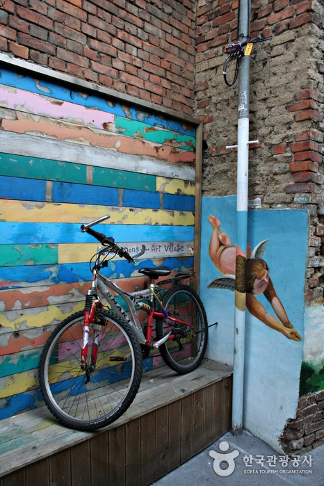 창동예술촌 골목길의 벽화와 자전거