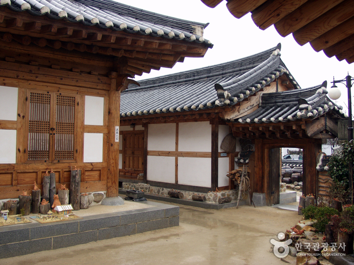 Jeonju Hanok Living Experience Center (전주한옥생활체험관)