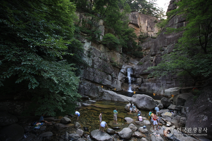 Водопад Ёнчху в долине Мурын (провинция Канвондо) (무릉계곡 용추폭포(강원))