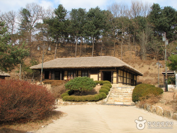 Kim You-jeong House of Literature (Sille Village) (김유정 문학촌)
