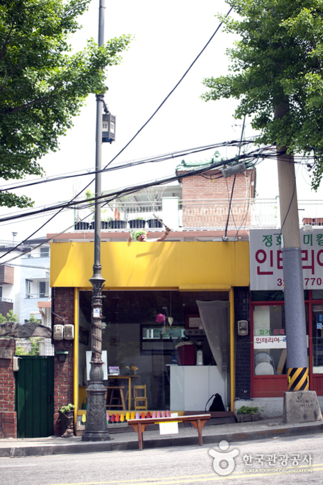 카페 황당은 부암동의 카페이자 문화 공간이다.