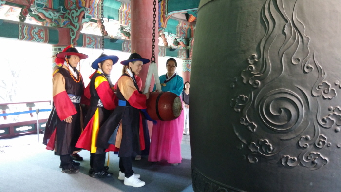 Церемония удара в колокол Посингак (보신각타종행사)