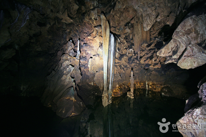La Grotte Seongryugul (울진 성류굴)