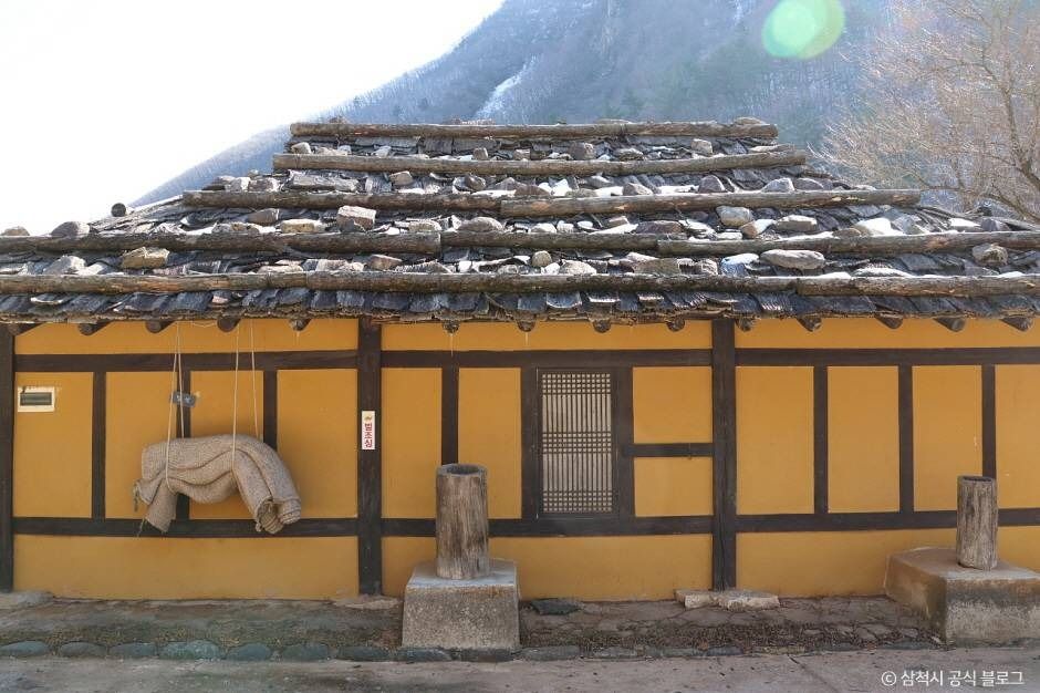 삼척 신리 너와집과 민속유물