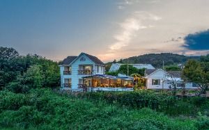 언덕위에 하얀집