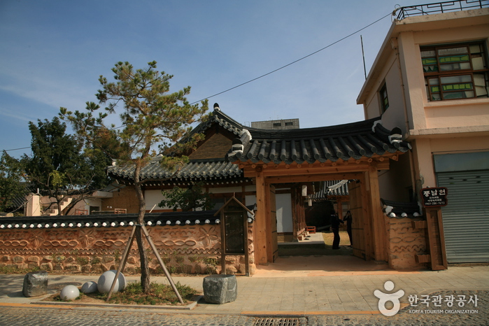 Pungnamheon House (Jeonju Hanok Villagae) (풍남헌-전주한옥마을)
