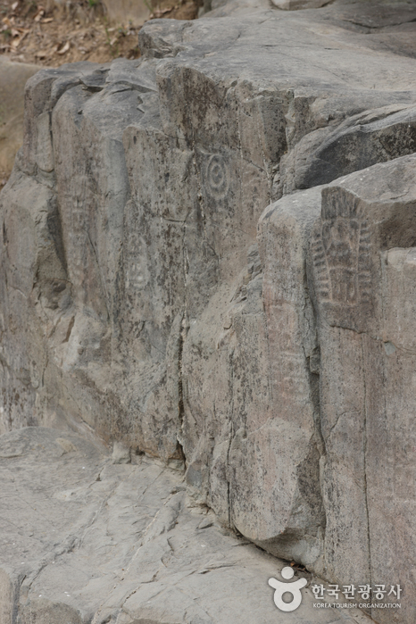 Yangjeondong Rock Art (양전동 암각화)