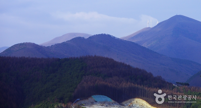연화산 전망대에서 보이는 천의봉(매봉산) 바람의 언덕에 있는 풍력발전기