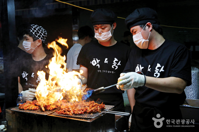 토치를 이용해 막창과 곱창을 굽고있다.