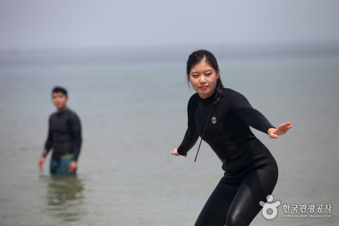 걱정이 되는지 시선을 떼질 못하는 선생님