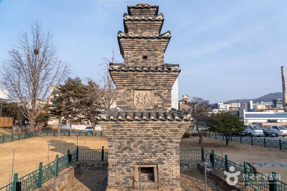 안동 운흥동 당간지주와 오층전탑