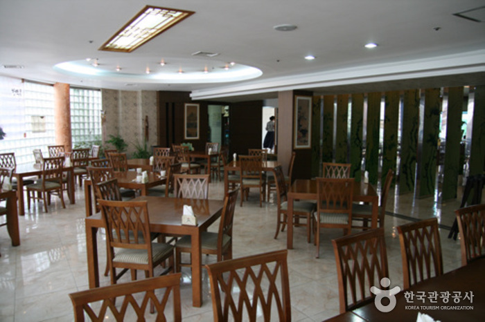Jeonju Traditional Cultural Center Hanbyeoknu (전주전통문화관 한벽루)