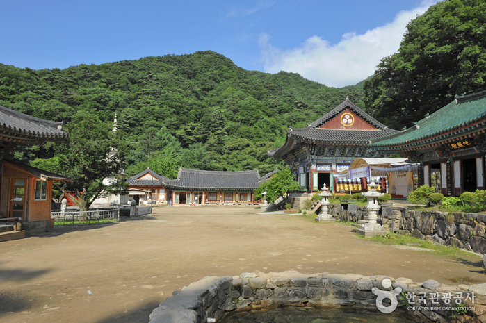Храм Ёнмунса в горах Ёнмунсан