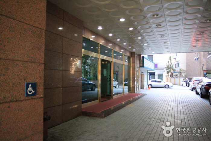 Jam Sil Tourist Hotel (잠실관광호텔)