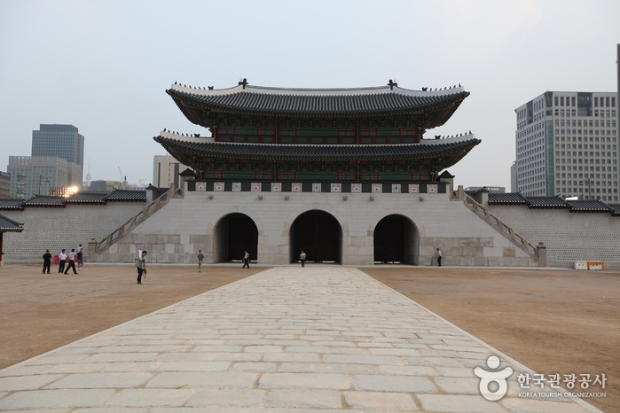 Porte Gwanghwamun (광화문)