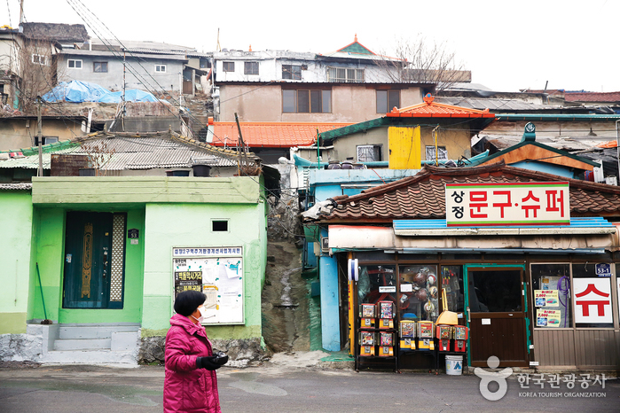 30년 가까이 마을 입구를 지키고 있는 정겨운 문구점