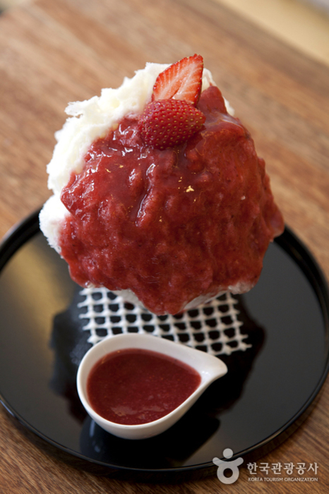 100% 생딸기로 만드는 딸기빙수