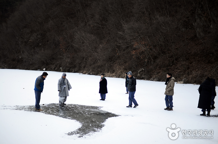 겨울에 방문하면 꽁꽁 얼어붙은 강 위를 마음껏 산책할 수 있다