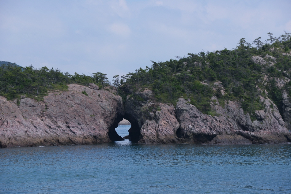 선유도 남쪽 바위에 뚫린 구멍을 동문이라 부른다.